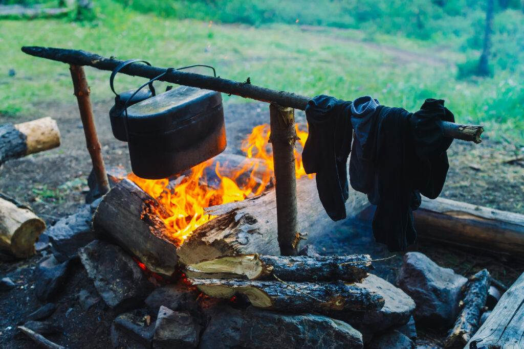 Tanie podróże z dziećmi - Camping namiot suszące się skarpety nad ogniskiem