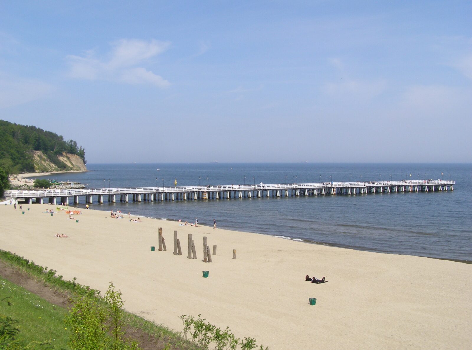 Spokojne plaże nad Bałtykiem dla rodzin z dziećmi Gdynia Orłowo w stronę Sopotu