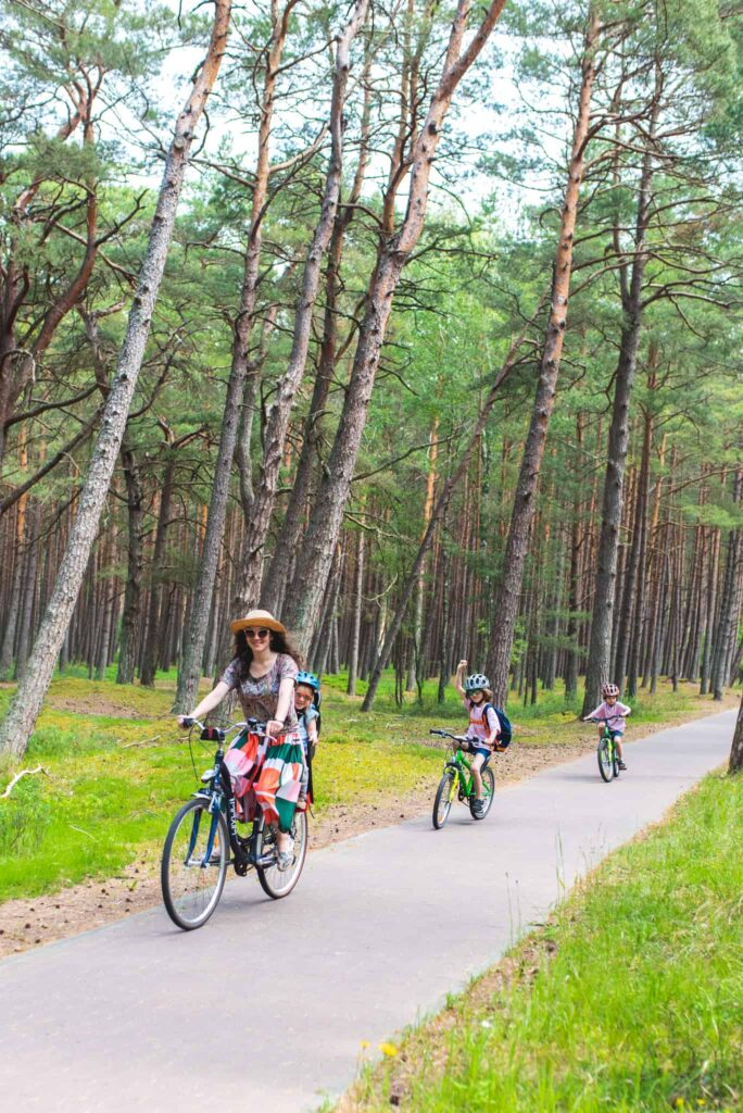 Spokojne miejsca nad Bałtykiem dla rodzin z dziećmi Słowiński Park Narodowy rodzina na rowerach