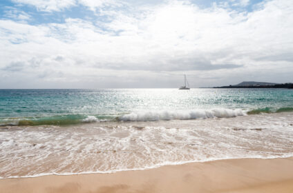 panoroama z plaży na ocean z żaglówką - Lanzarote z dzieckiem