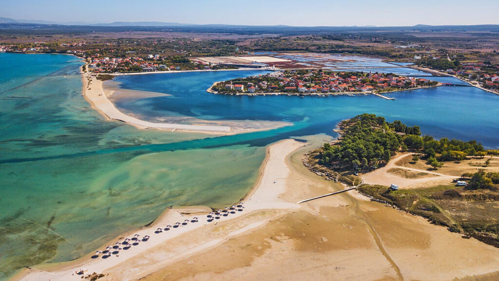 Złoty piasek na szerokiej plaży, turkusowe morze, miasteczko Nin - Piaszczyste plaże w Chorwacji, Chorwacja z dzieckiem