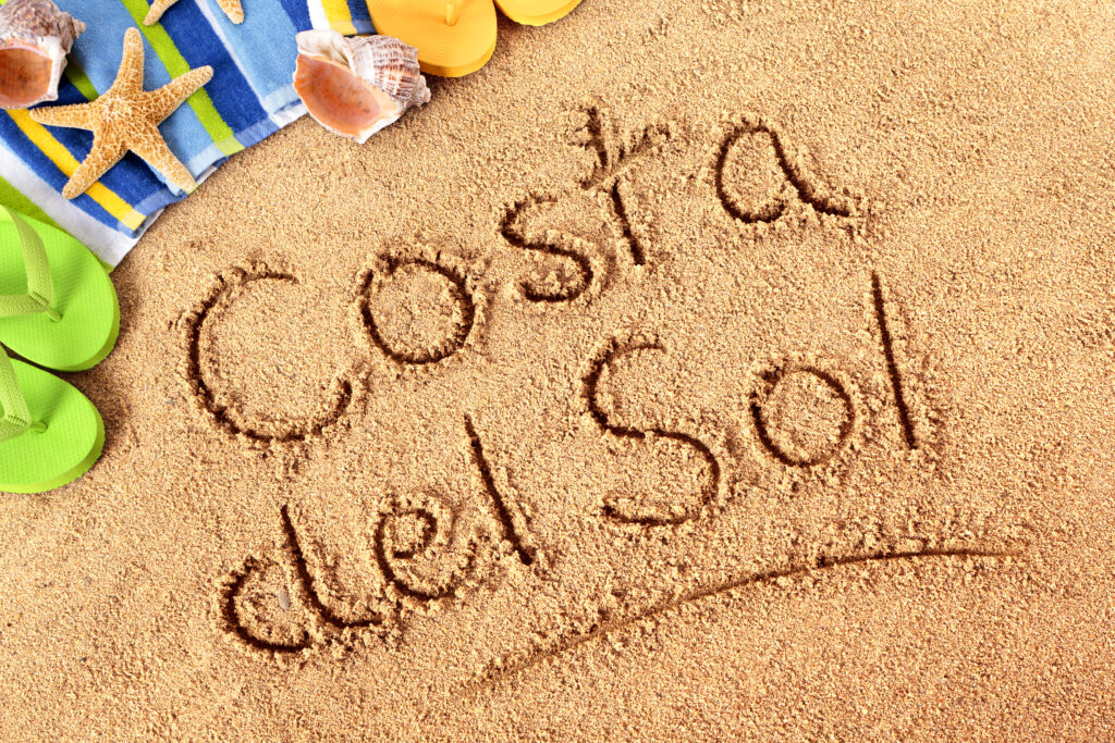 napis na piasku Costa del Sol - Hiszpania z dzieckiem