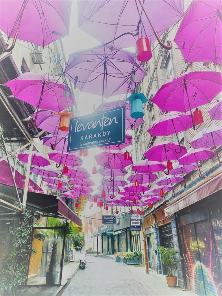 uliczka w Istambule z różowymi parasolkami - Turcja na własną rękę samodzielnie z dzieckiem
