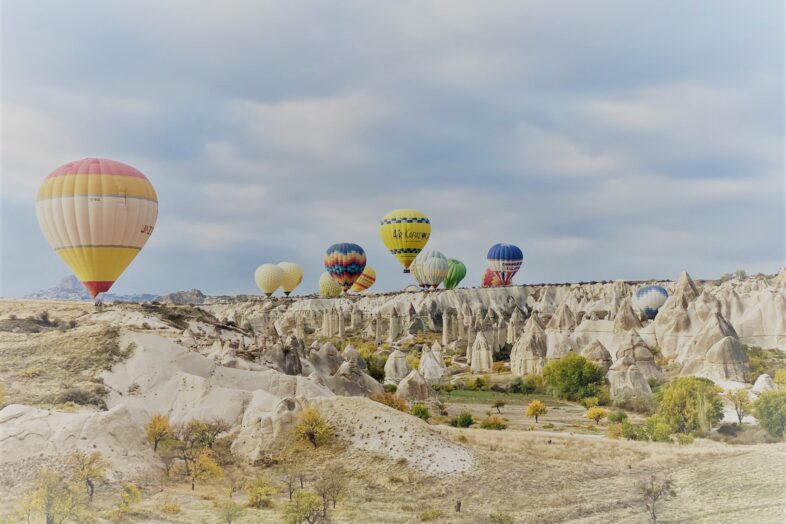 Kapadocja kolorowe balony nad piaskowymi skałami - Turcja na własną rękę samodzielna podróż z dzieckiem