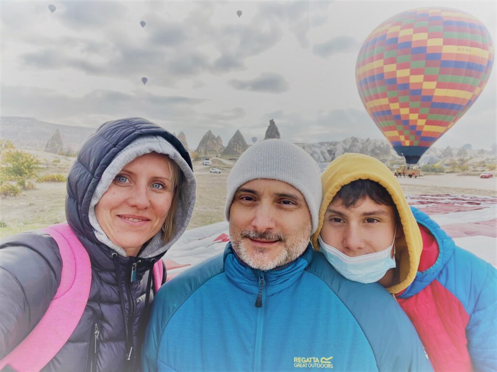 Kapadocja rodzina na tle kolorowych balonów - Turcja na własną rękę samodzielna podróż z dzieckiem