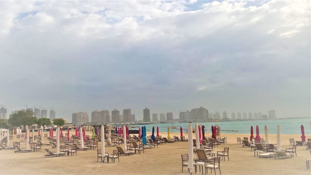 Piaszczysta plaża z leżakami, parasolami i zabawkami dla dzieci Katara Doha - Katar z dziećmi