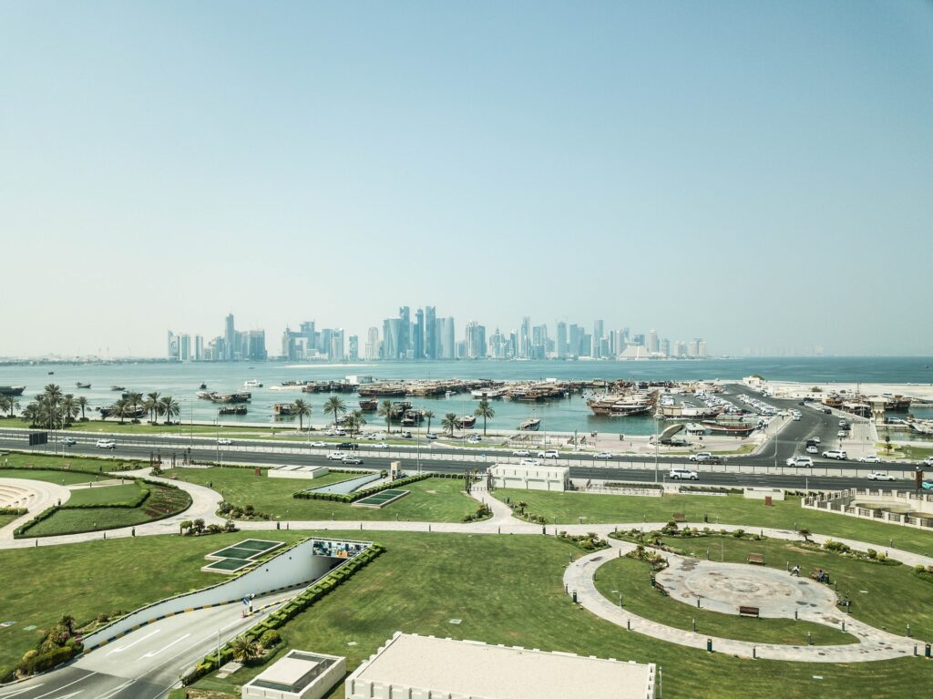 Nadmorska ulica w Dosze z widokiem na wieżowce - Katar informacje praktyczne