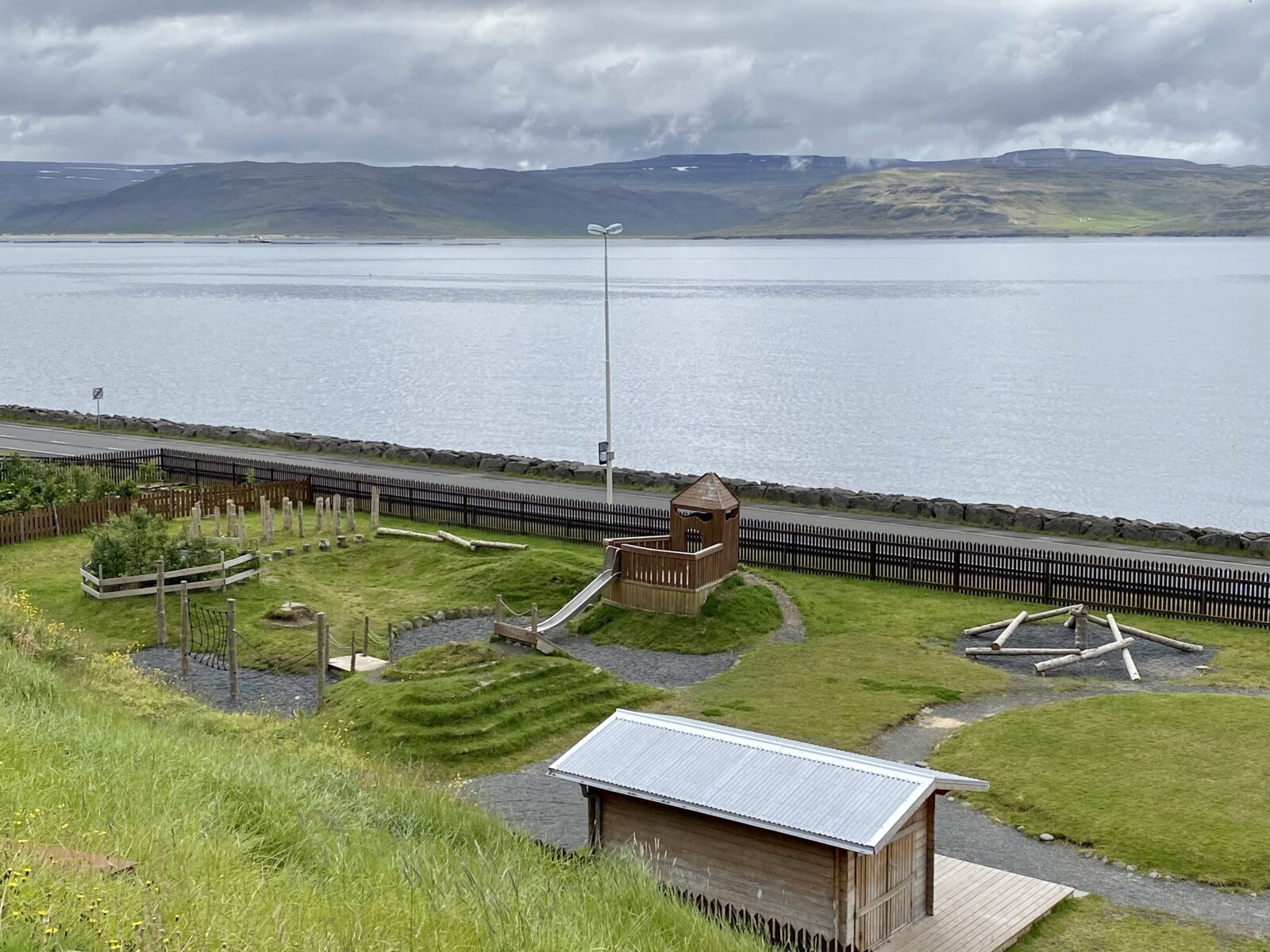 Patreksfjordur Westfjords plac zabaw z drewnianymi przyrządami fiord w tle - Islandia slow travel