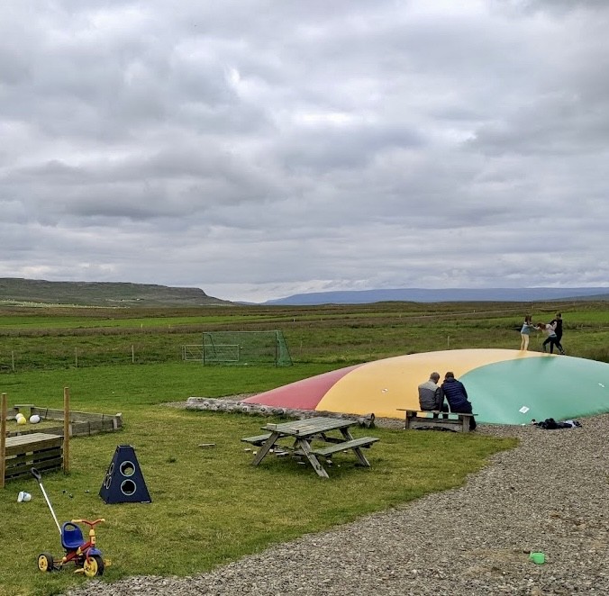 Westfjords trampolina i plac zabaw na farmie krów Erpsstadir Creamery Búðardalur - Islandia z dzieckiem