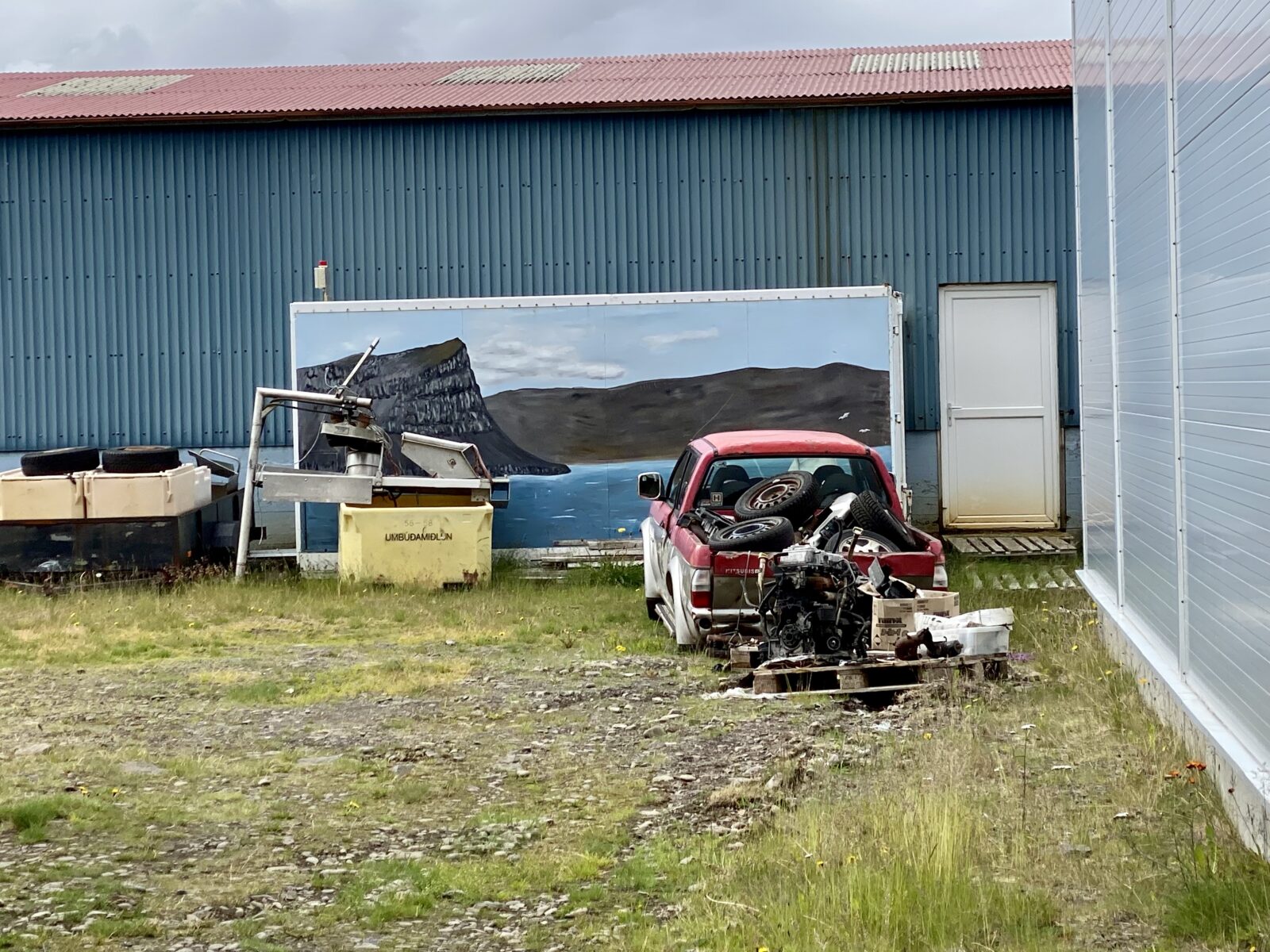 Patreksfjordur Westfjords zdezelowany samochód i wyrzucony obraz - Islandia poza głównymi szlakami