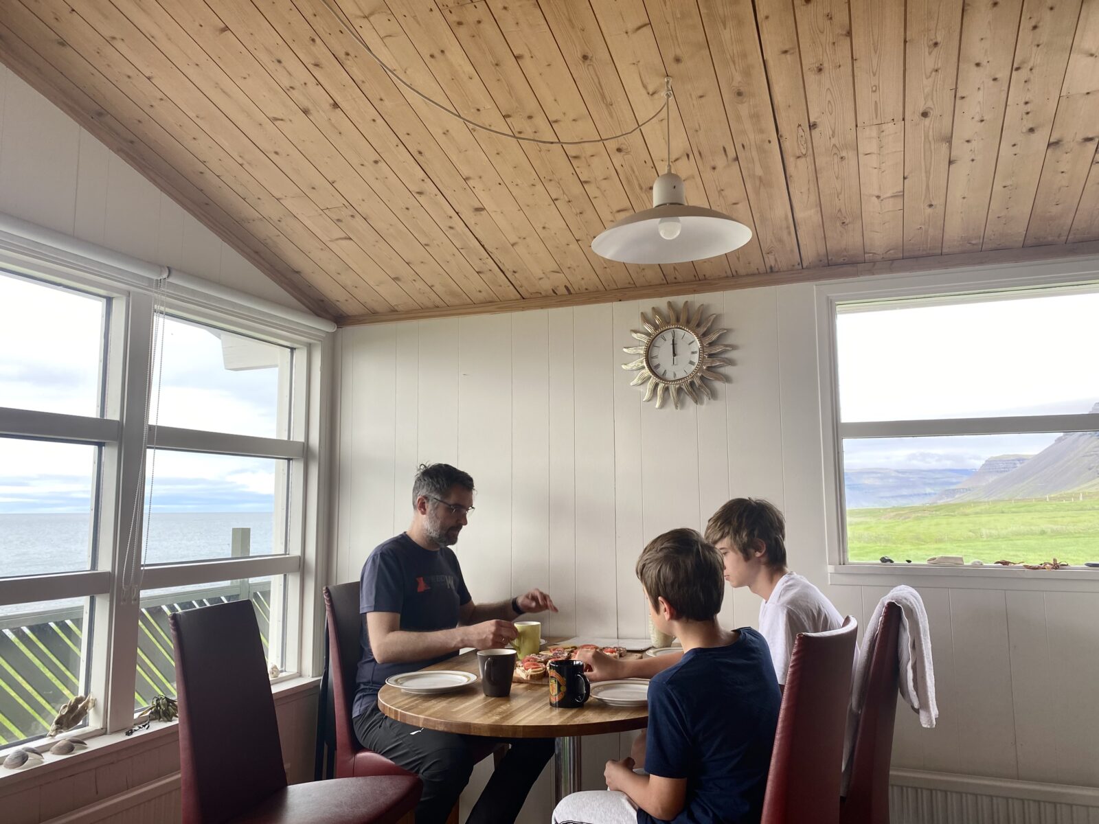 Śniadanie w domku na klifie na z widokiem na fjord Westfjords - Islandia blisko natura
