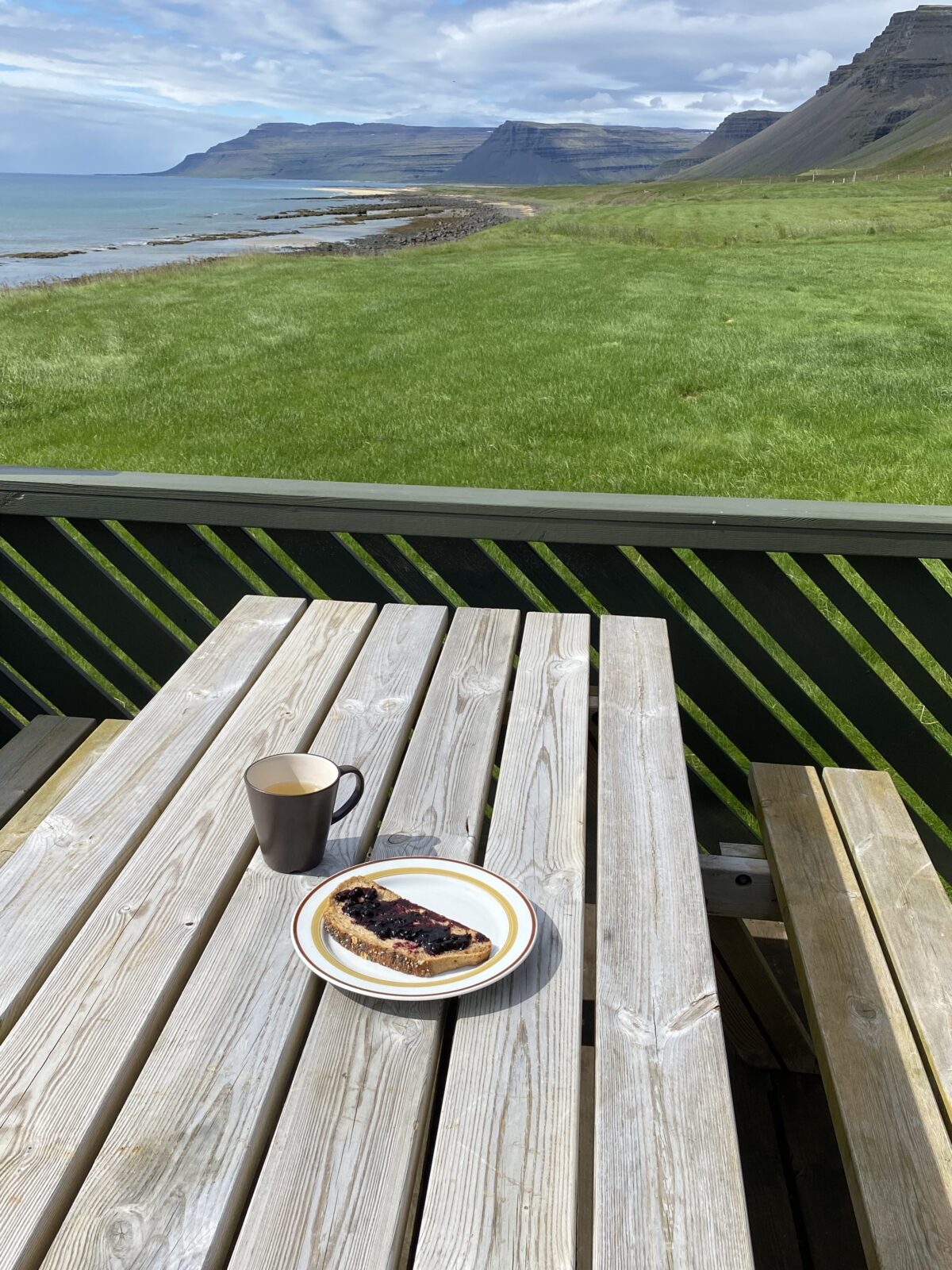 Śniadanie na tarasie z widokiem na góry i plażę na fiordzie Hagi Westfjords - Islandia blisko natury