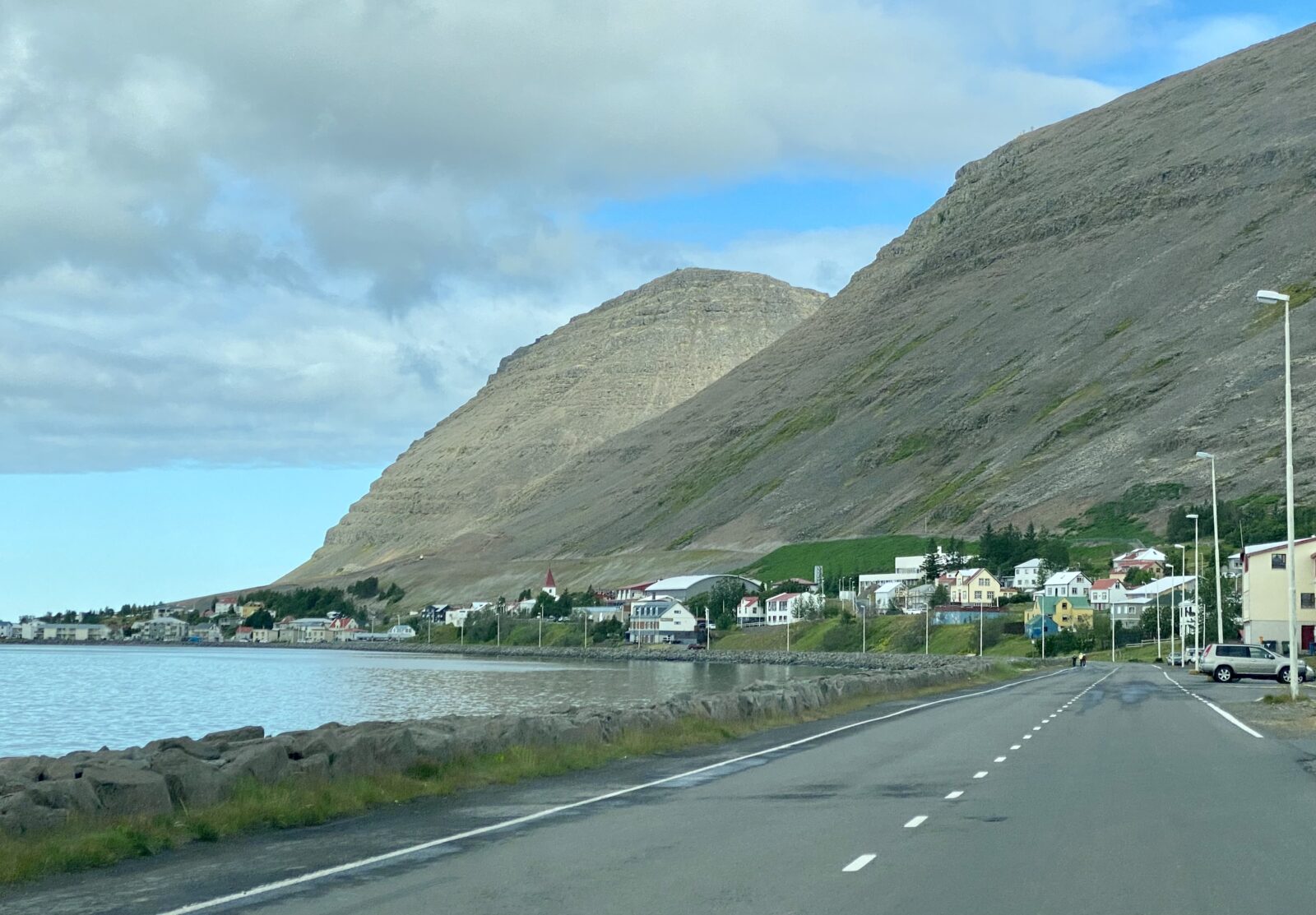 Westfjords widok miasteczka Patreksfjordur i fjordu w słoneczny dzień - Islandia poza głównymi szlakami