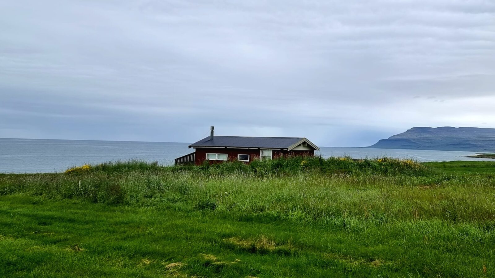 Drewniany domek na klifie na fiordzie Westfjords - Islandia blisko natura