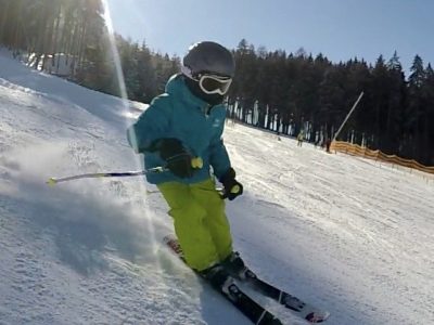 Dziecko zjeżdża na nartach po stoku Najlepsze szkoły narciarskie - Podhale