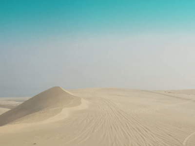 Wydmy i ślady kół samochodu na pustyni - Katar Mundial 2022