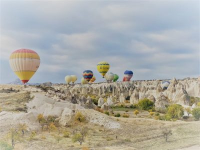 Kapadocja kolorowe balony nad piaskowymi skałami - Turcja na własną rękę samodzielna podróż z dzieckiem